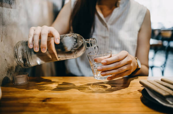 카페인 의존을 넘어선 진정한 활력, 몸을 깨우는 올바른 수분 보충 습관